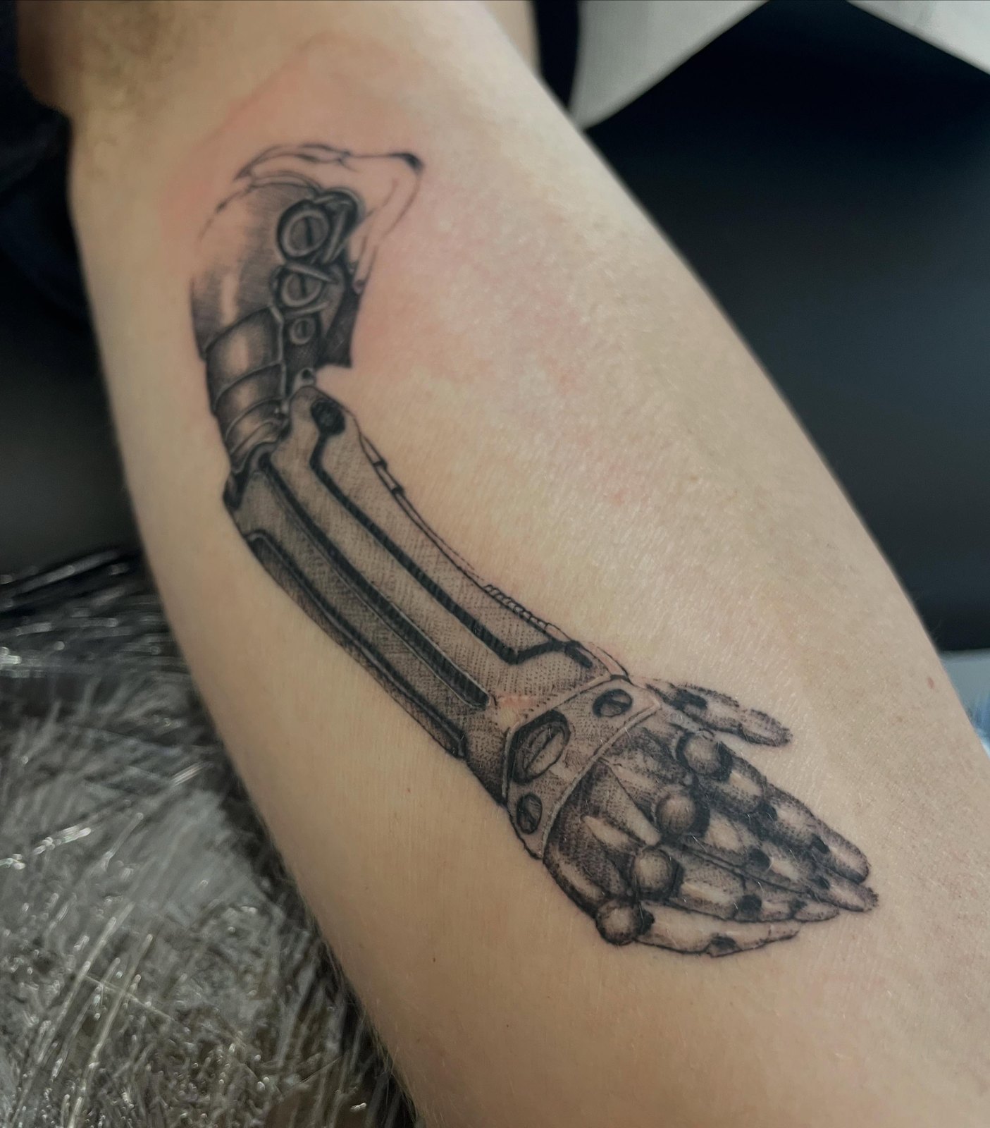 Tatouage bras biomécanique fine line, NK Tattoo Lyon