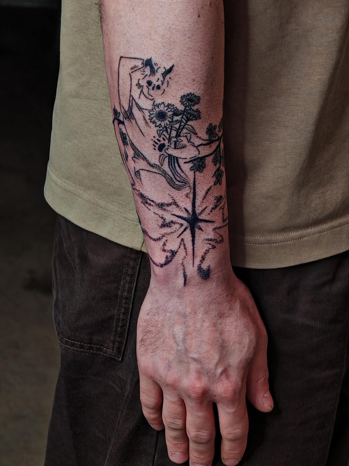 Tatouage botanique fine line sur avant-bras, NK Tattoo Lyon
