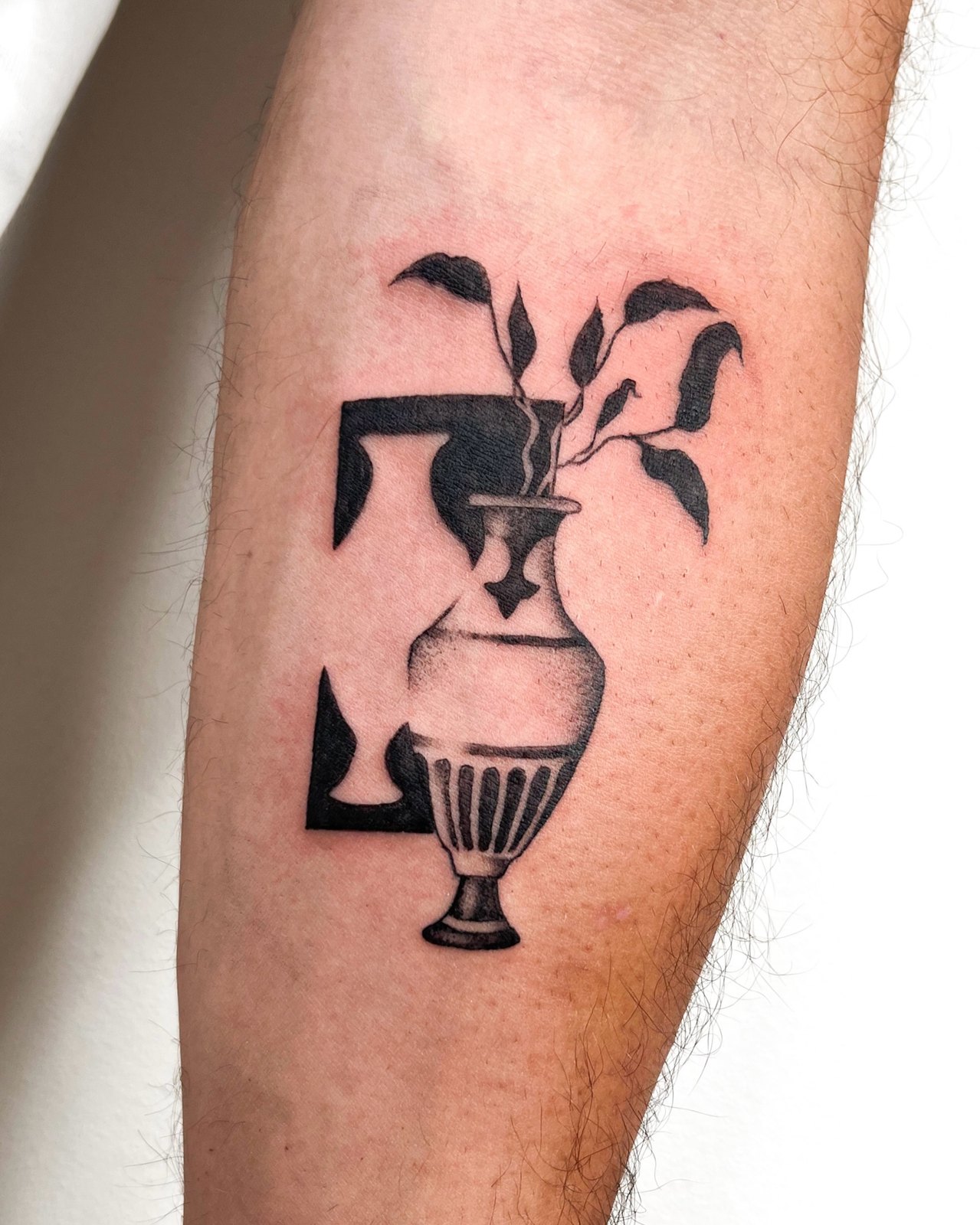 Tatouage vase ornemental fine line, NK Tattoo Lyon