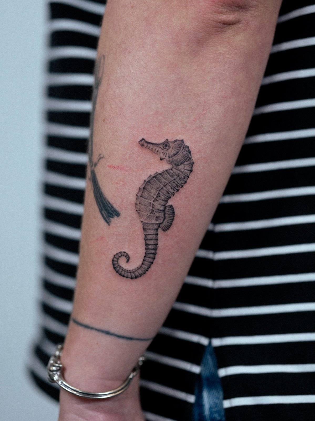Tatouage hippocampe fine line, NK Tattoo Lyon